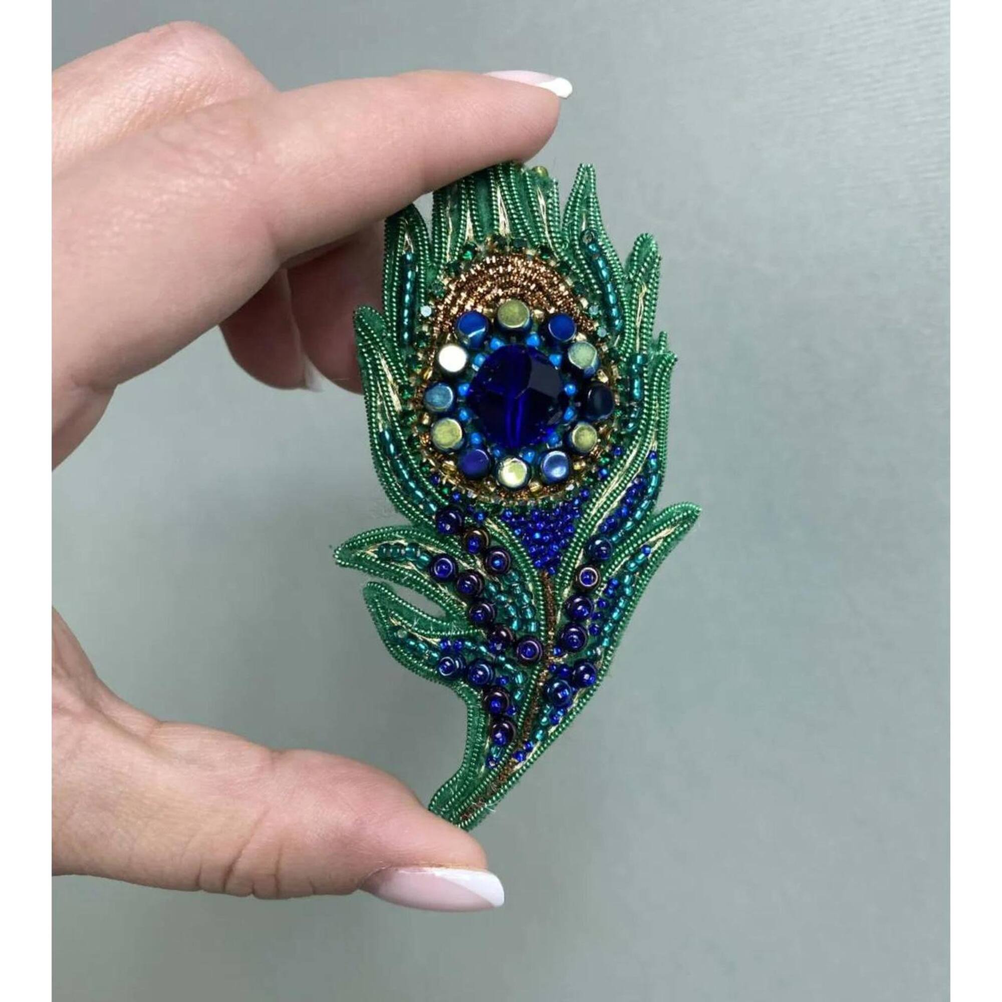 Charivna Mit Peacock Feather Brooch Crystal Art Beadwork Kit